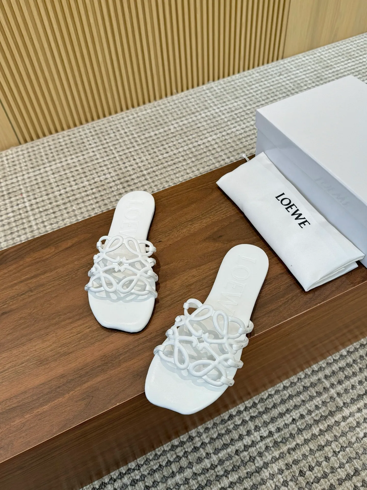 👟👟Ex-factory price 400👟👟 The latest 2025 LOEWE, summer limited edition hollow slippers, they are so beautiful on your feet! ! ! Highly recommended, a super lazy drag, the same style worn by celebrity bloggers! Fabric: Imported sheepskin (black, white, apricot, red, pink, five colors) Lining: Imported sheepskin Outsole: Genuine leather injection dyed bottom Number: 35-42